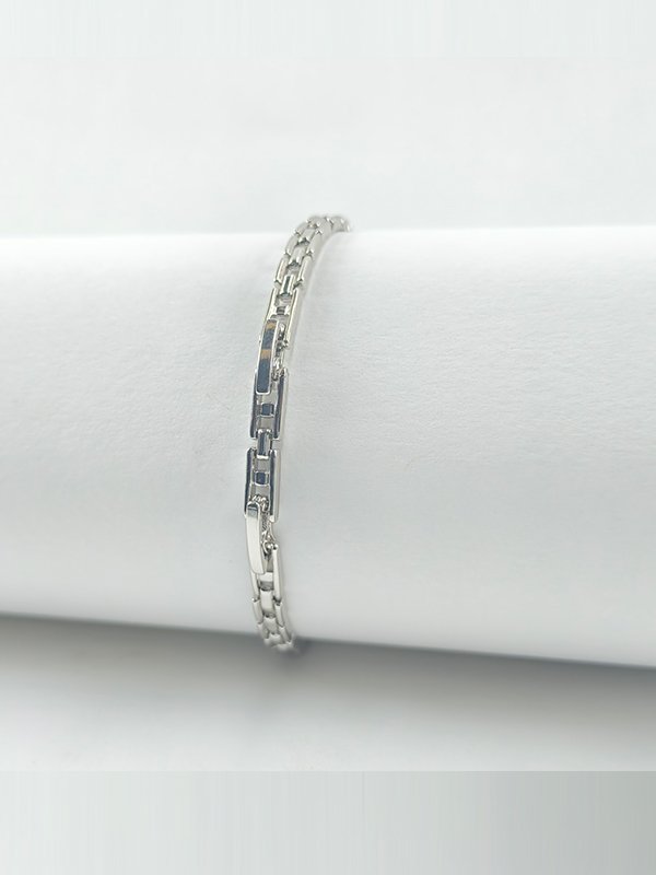 2-6.jpg Xuping | Eternal Oval Infinity Pavé Bracelet